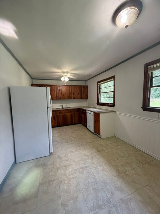 Building Photo - 2 Bedroom, 1 Bath home nestled in the heart of Maryville city in historic Sunset View.