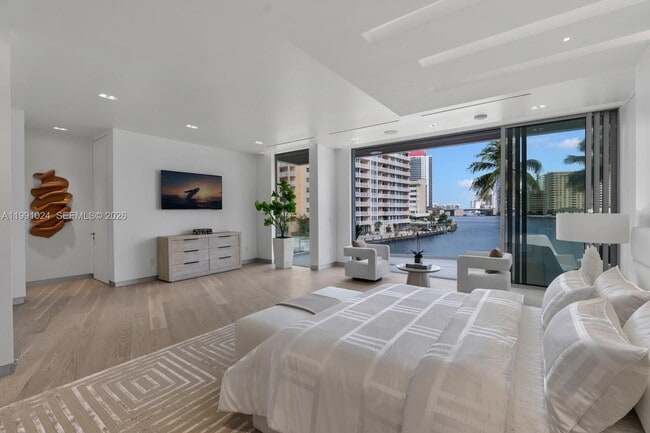 Building Photo - 501 Palm Dr