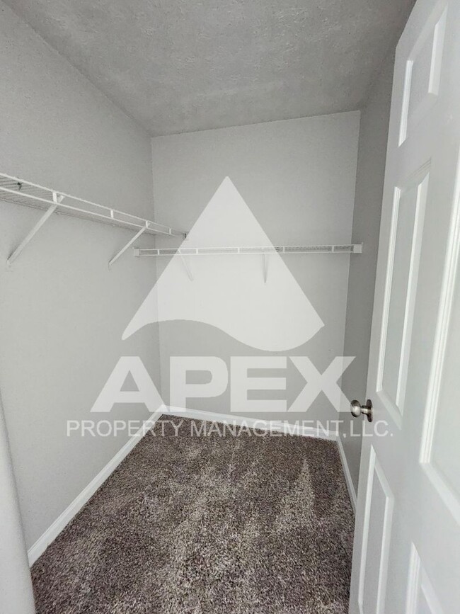 Building Photo - **MOVE-IN SPECIAL** 1/2 off 1st month! Bea...