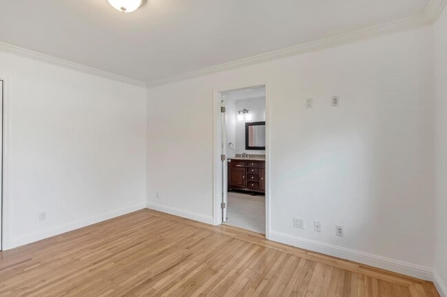 Building Photo - 123 Dunsmuir Way