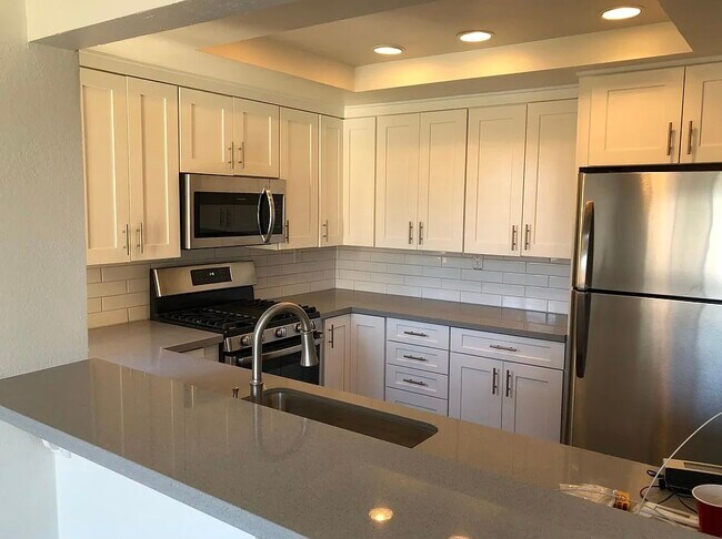 Building Photo - 6812 Fashion Hills Blvd