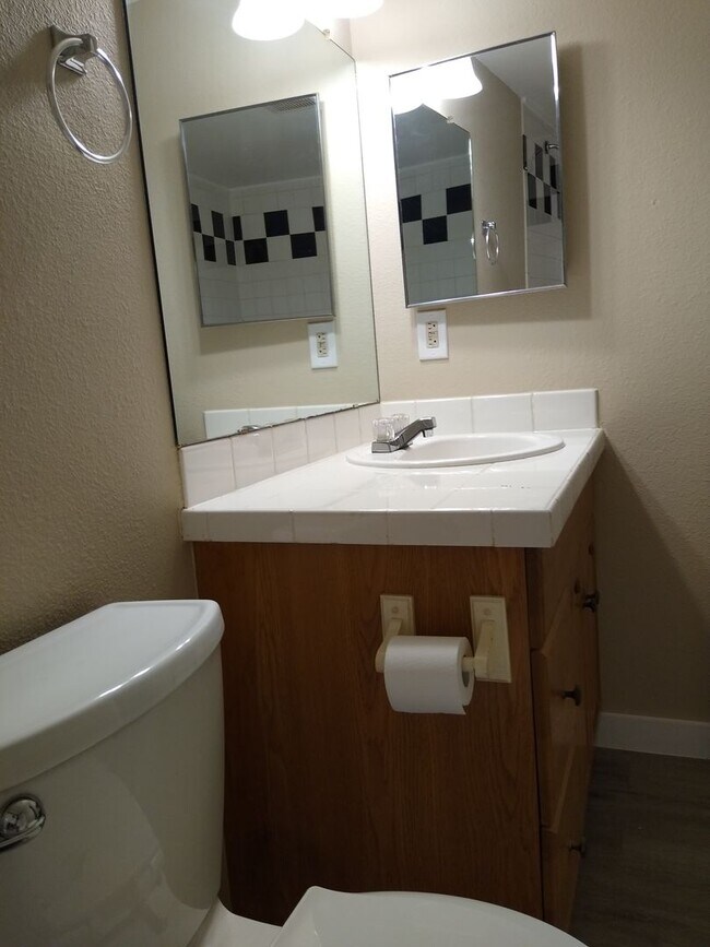 Building Photo - Charming 2 Bedroom 2 Bath w/ Large Yard, 1 Car Garage and Central Air/Heat