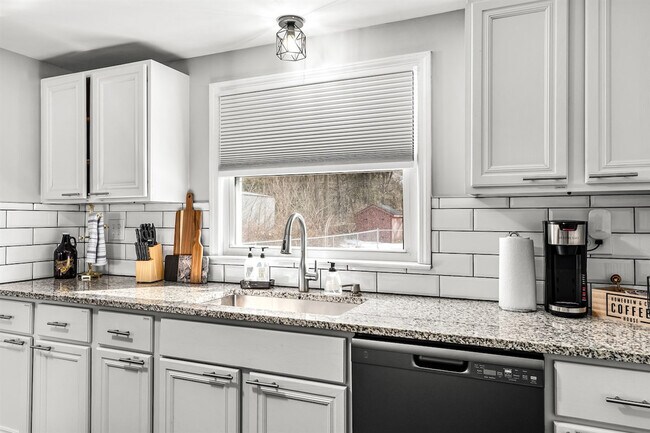 Building Photo - 8254 Mary Ann Ave