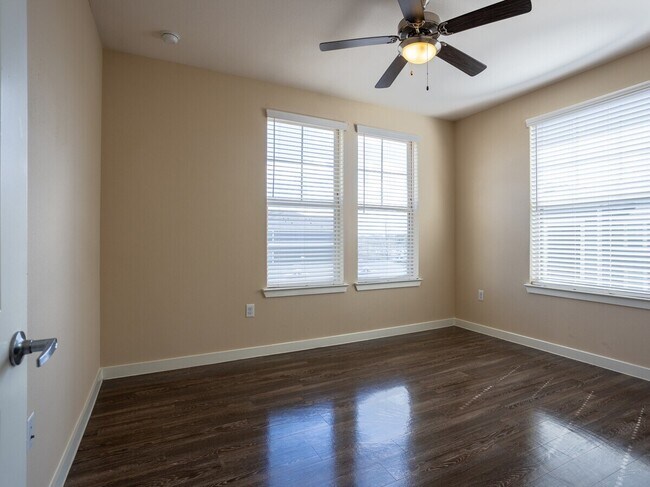 Building Photo - Save Big—Call Now! Get $500 Off Your Rent!
