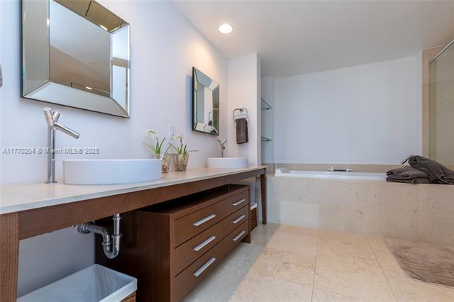 Building Photo - 495 Brickell Ave