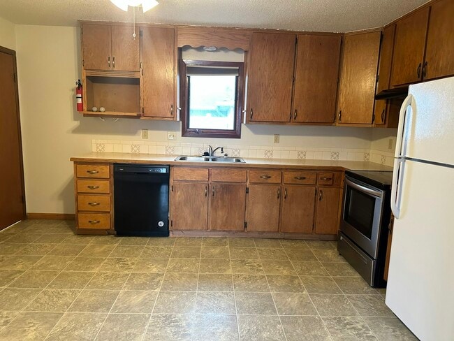 Building Photo - 1901 Elm Ave