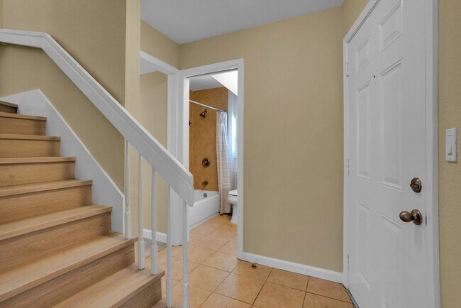 Building Photo - Excellent Santa Clara Location! Open Floor Plan! Granite Counters!