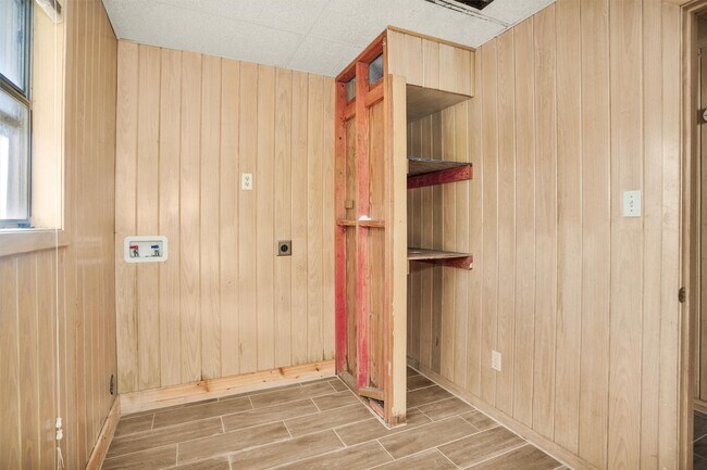 Building Photo - 601 S Cochran St