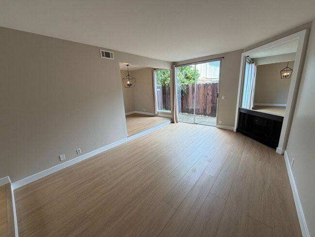 Building Photo - 2 BED 1.5 BATH CONDO IN WALNUT CREEK