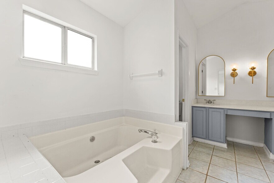 Primary bathroom - 1845 Daytona Ln N