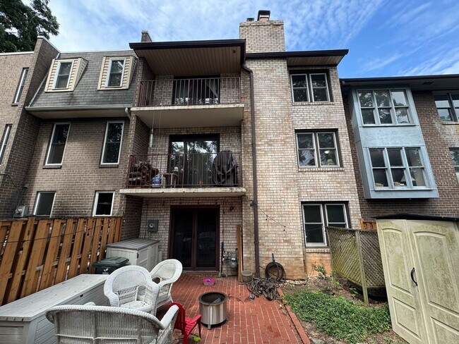 Building Photo - Refreshing 4 Bed 2/2 Bath End Unit Townhom...