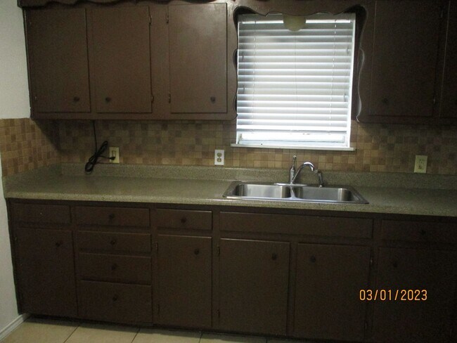 Building Photo - 212 Hallbrook Dr