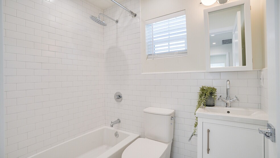 Building Photo - 3938 S Victoria Ave