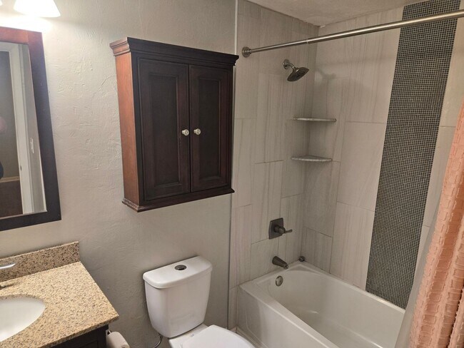 Building Photo - 2BR/2BA just minutes from Shands Hospital ...
