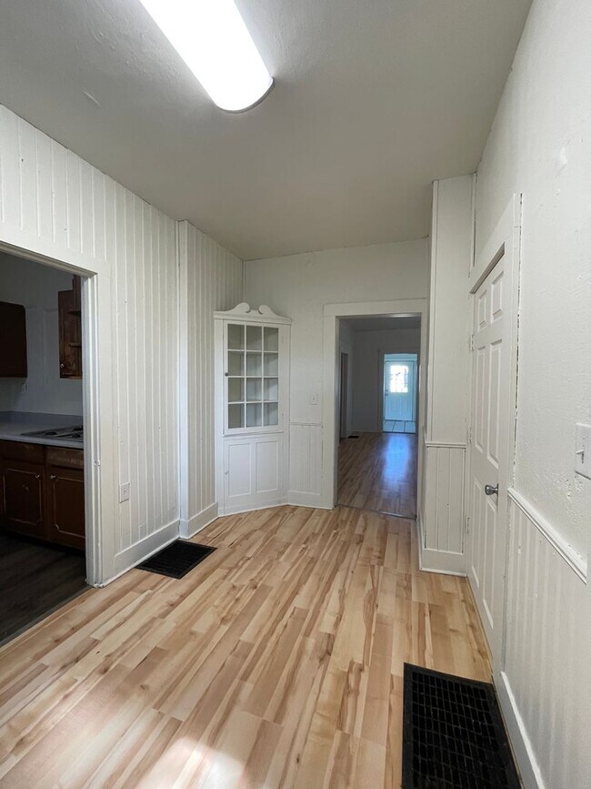 Building Photo - 5 Bedroom Available November