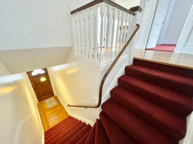 Building Photo - Wonderful Light and Bright Top Floor 2BR/1...