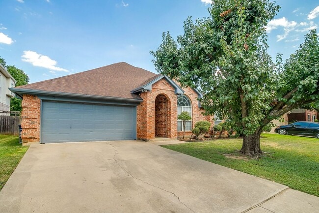 Building Photo - Freshly Remodeled 3 Bedroom, 2 Bath Home Awaiting New Tenants- FWISD- 76133