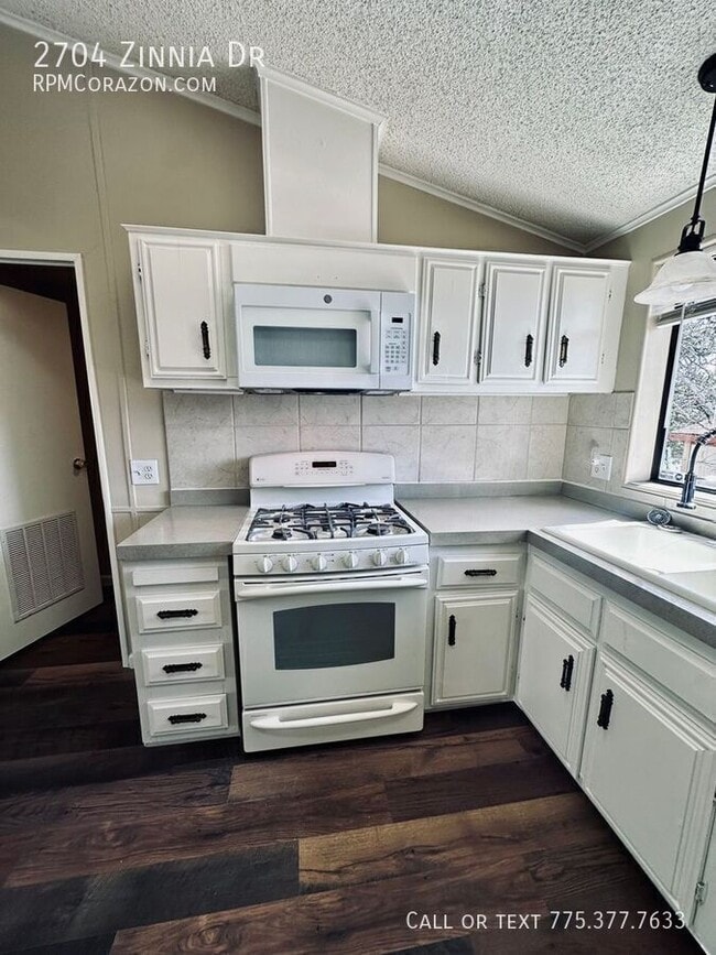 Building Photo - 2704 Zinnia Ave