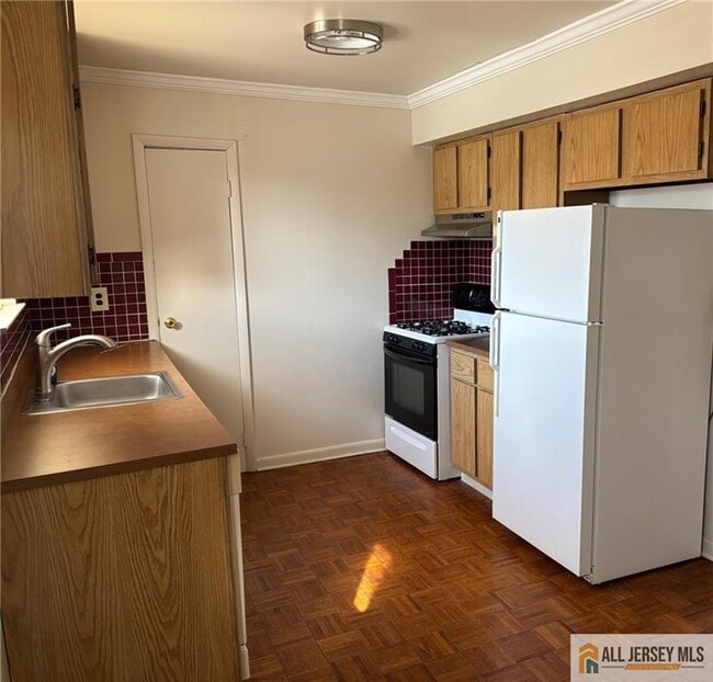 Building Photo - 1212 N Oaks Blvd