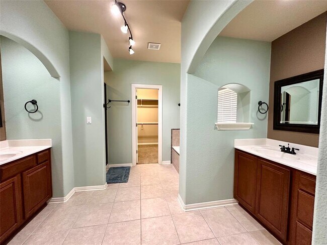 Building Photo - 512 Brown Juniper Way