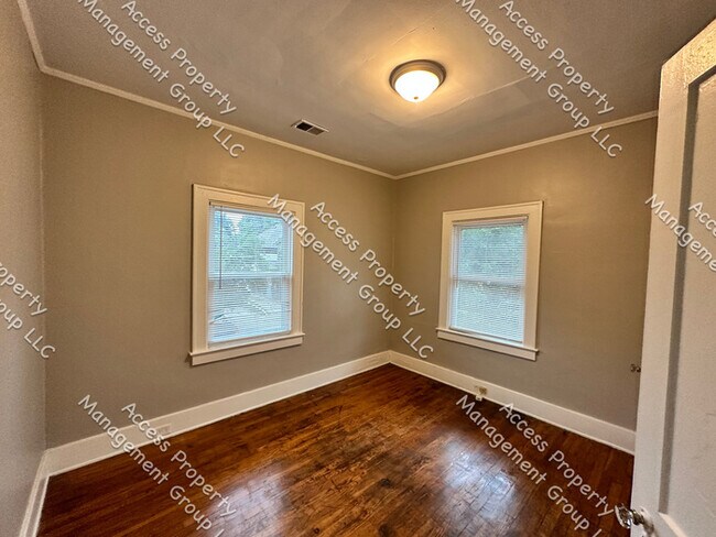 Building Photo - Large Upper 2 Bedroom SE Side Unit