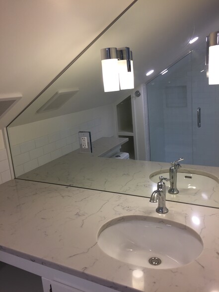 Building Photo - 4070 NE 8th Ave