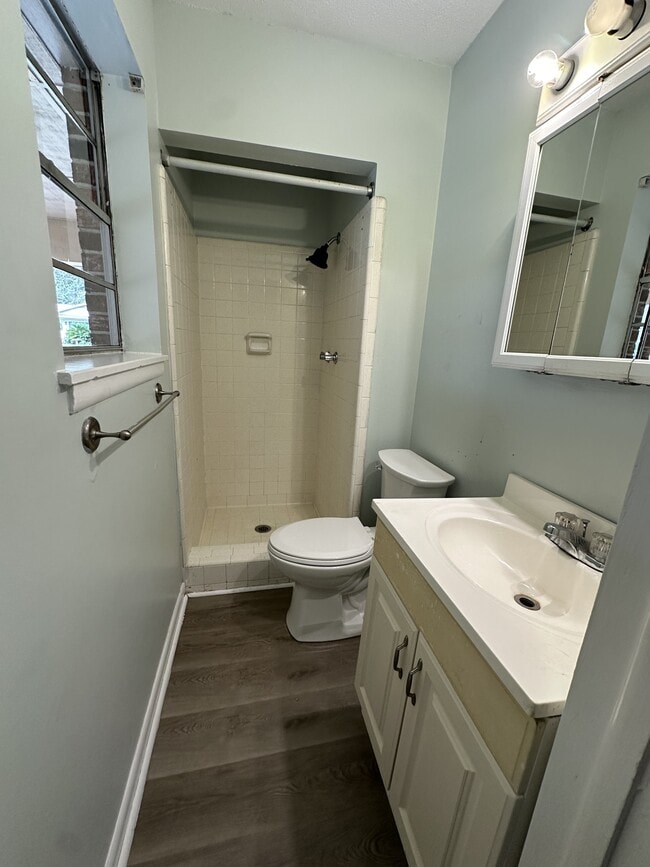 Building Photo - 906 Belleview Cir W