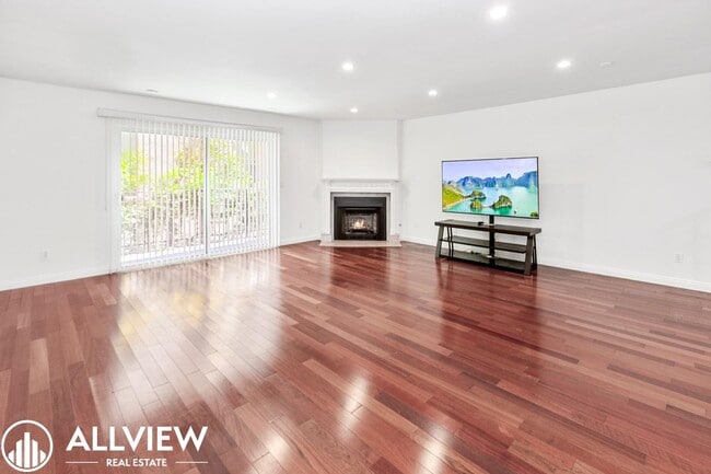 Building Photo - Beautifully Upgraded 2-Bed, 3-Bath Townhouse in Prime Westwood LA Area