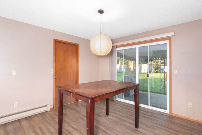 Building Photo - 3 Bed, 2 bath property centrally located in Spokane Valley