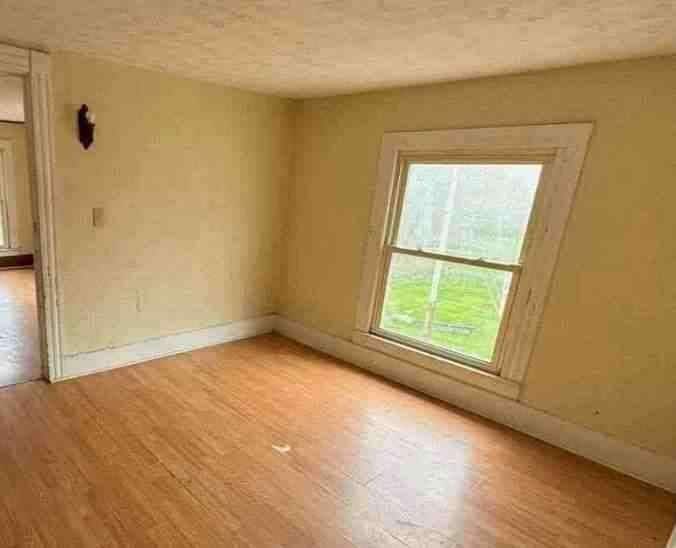 Building Photo - 327 4th Ave