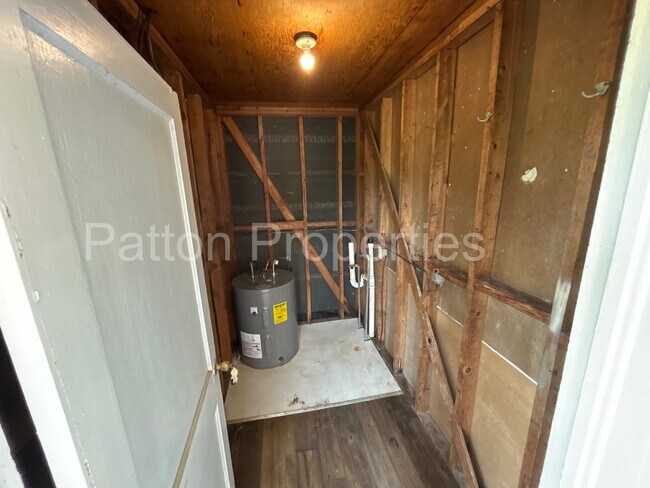 Building Photo - Corner of Plowden & South Kilbourne