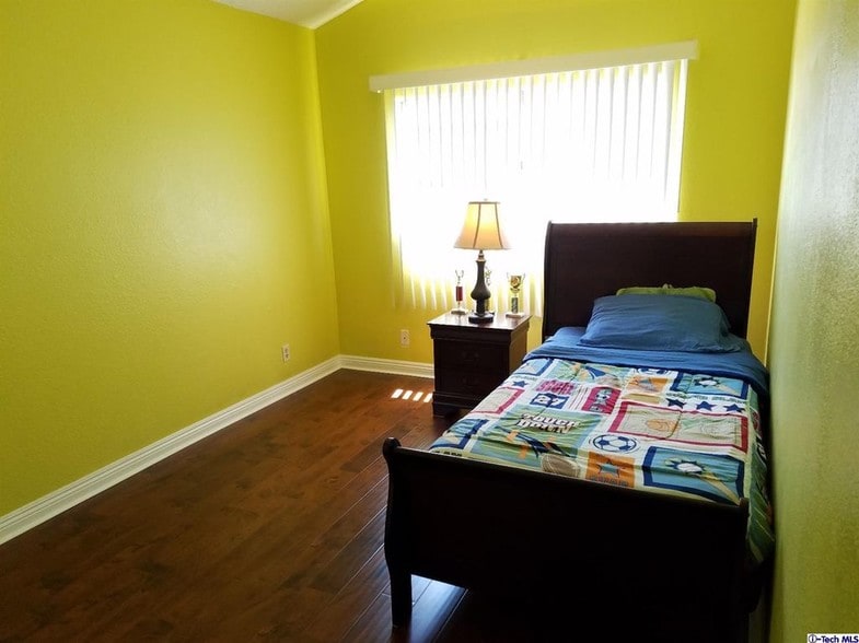 Large Bed#3 - 9414 Moonbeam Ave