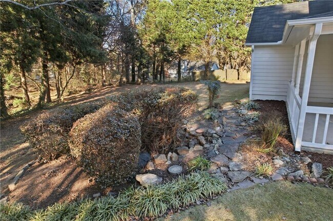 Building Photo - 2110 Meadow View Ct