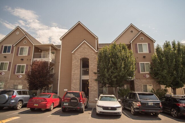 Building Photo - 2 Primary Suites Condo Near UNR