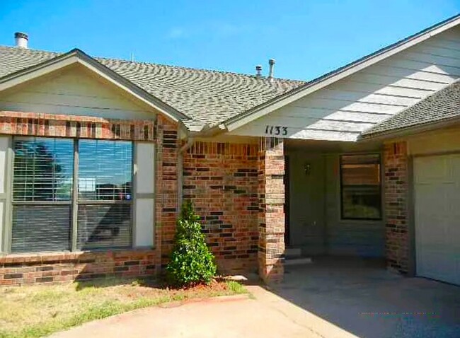 Primary Photo - Spacious Home in Westmoore School District!