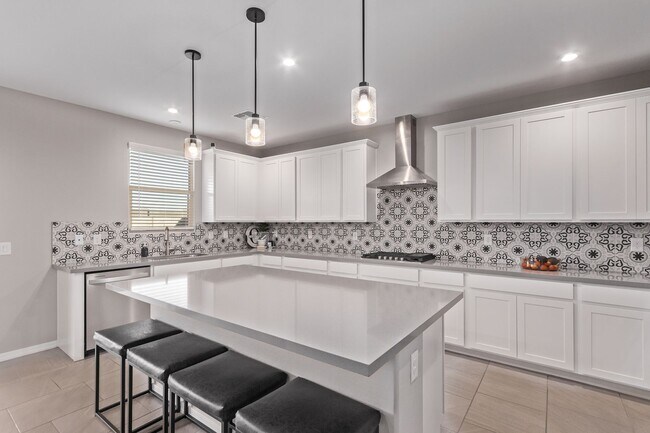 Building Photo - BEAUTIFUL 5 bedroom plus loft!