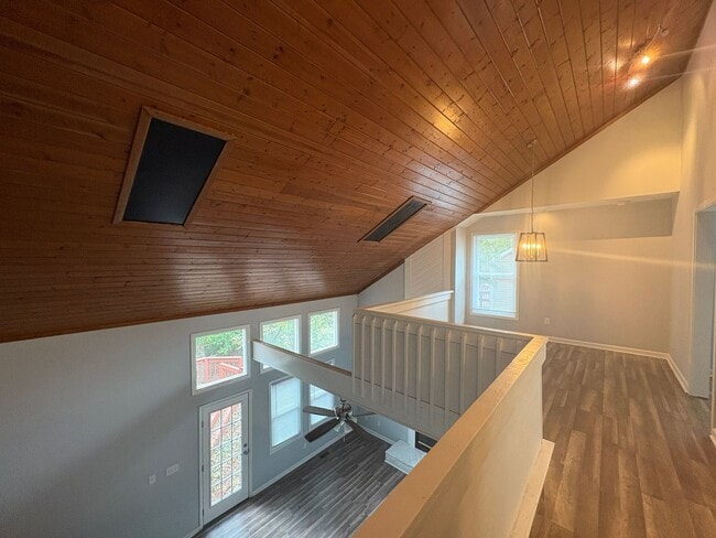 Building Photo - Charming 3 Bed, 2 Bath Tri-Level Home