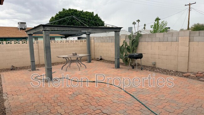 Building Photo - 523 E Malibu Dr