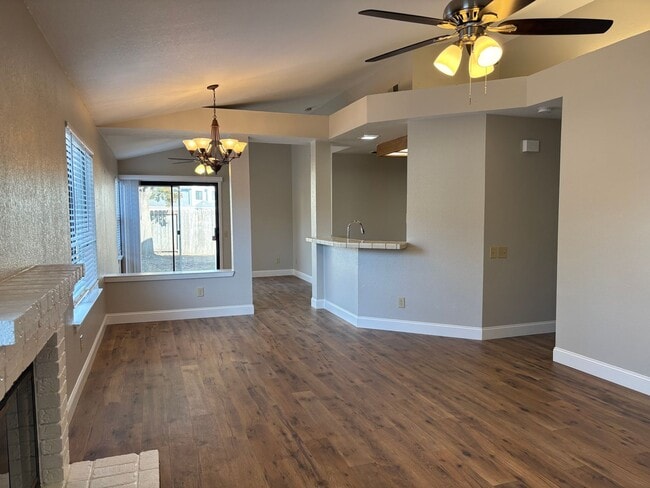 Building Photo - Oakley Single Story with Community Pool!
