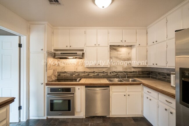 Building Photo - Wonderful 3BD/2BD Home minutes away from Quail Springs Mall & Chisholm Creek.
