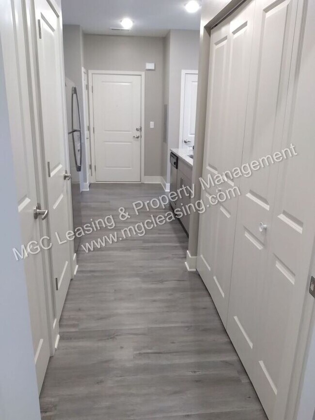 Building Photo - 1 Bedroom Luxury Apartment in the Northland of KCMO