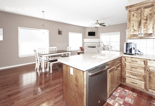 Building Photo - 705 N Findley-