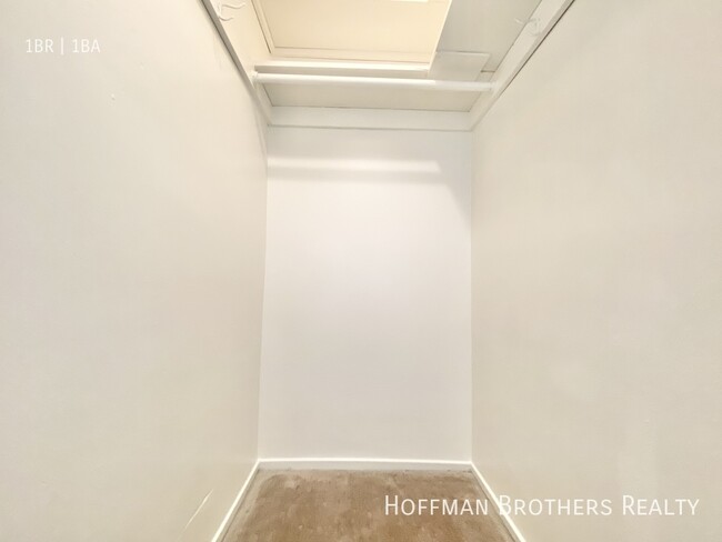 Building Photo - 636 N St Andrews Pl