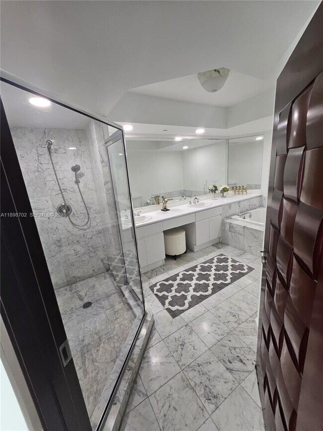 Building Photo - 16400 Collins Ave