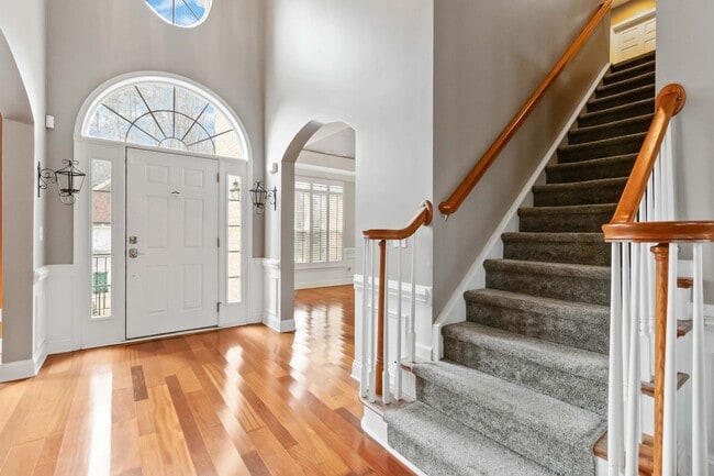 Building Photo - Beautiful Home just minutes from Mountain Island lake