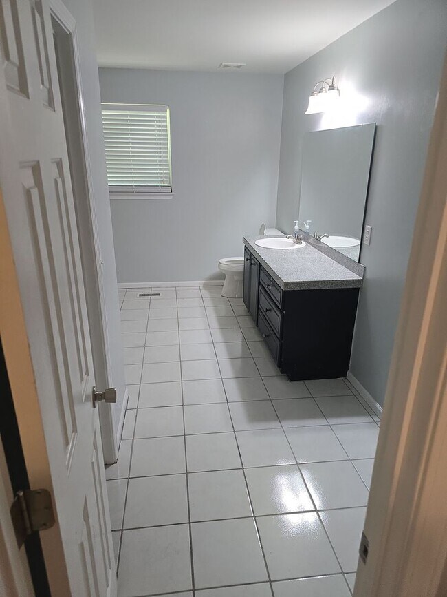 Building Photo - 3 Bed 2bath house off of Hard Scrabble Rd ...