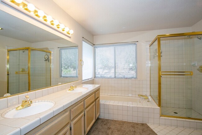 Building Photo - Gorgeous home with a 3 Car Garage!