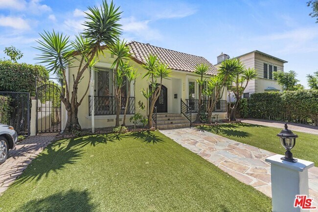 Building Photo - 1114 S La Peer Dr