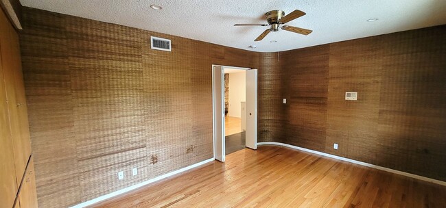 Building Photo - Classic, Midcentury 3 bedroom with Den, 2....