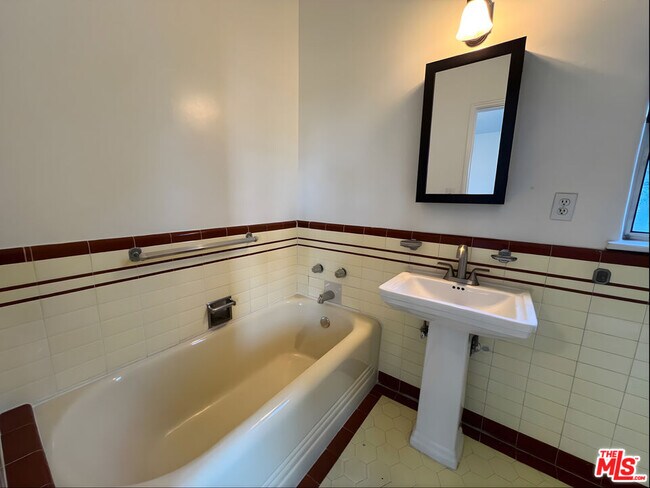 Building Photo - 1441 Hayworth Ave